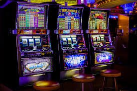 Tampilan aplikasi mobile kingdom slot dengan live-dealer tables dan pilihan permainan